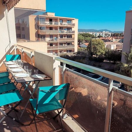 Chic Appart Du Port Frejus Exterior photo
