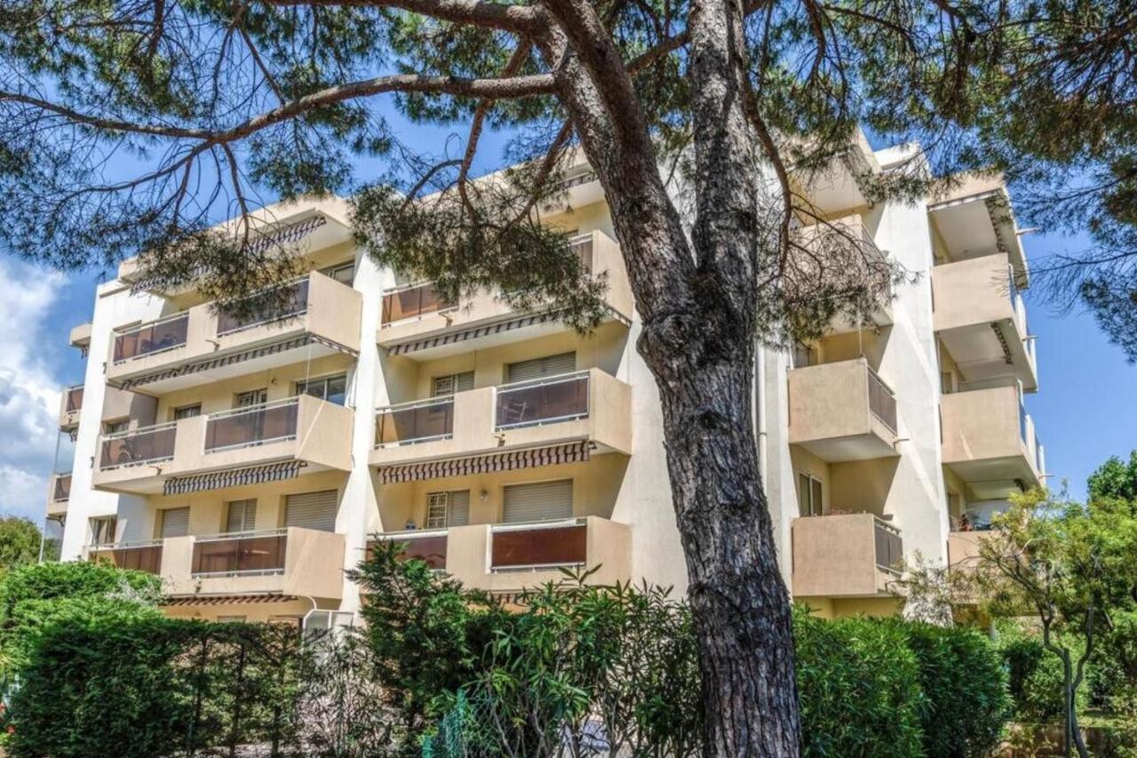 Chic Appart Du Port Frejus Exterior photo